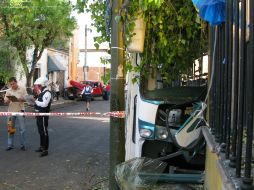 Tras el impacto, el autobús recorrió más de 18 metros, La camioneta (fondo) quedó destrozada de la parte delantera. M. PATIÑO  /