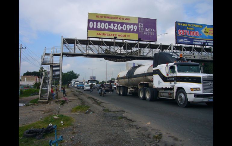 Uno de los problemas recurrentes es la falta de banquetas adecuadas, como en el cruce de Periférico y J. de la Barrera. EL INFORMADOR  /