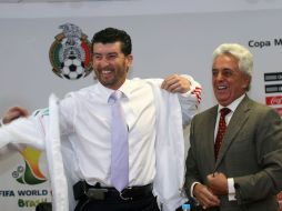 José Manuel de la Torre al ser presentado como nuevo director técnico, junto a Justino Compeán. EL UNIVERSAL  /