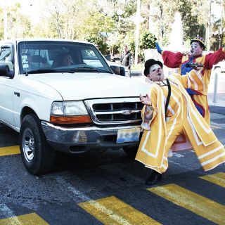 Payasos al rescate del paso de cebra