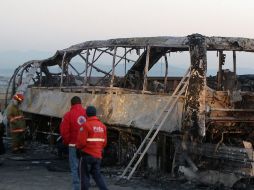 Vista general de los restos del autobús siniestrado al chocar con un camión de carga en la México-Querétaro. EFE  /