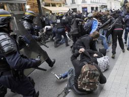 Policías antimotines y estudiantes chocan en las calles de Lyon. Jóvenes y uniformados intercambiaron piedras y gases lacrimógenos. AFP  /