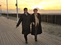 El presidente de Francia, Nicolas Sarkozy y la canciller alemana, Angela Merkel, caminan por el malecón en la playa de Deauville. AP  /