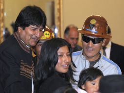 Evo Morales saluda al minero rescatado Carlos Mamani y su familia, a su llegada al Palacio de Gobierno en La Paz. AFP  /