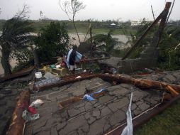 Un sobreviviente revisa lo que queda de su casa. REUTERS  /