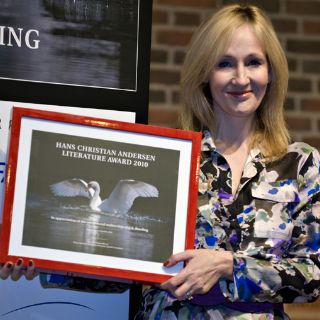 J.K. Rowling recibe el primer premio 'Hans Christian Andersen'