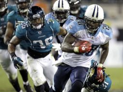 Chris Johnson (der.) fue una de las piezas claves para la victoria de los Titanes. AP  /