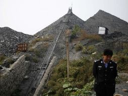 Las autoridades colocaron elementos de seguridad en los alrededores de la mina para mantener alejados a la gente. AP  /