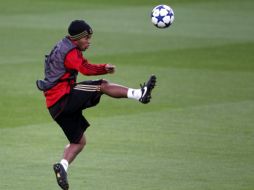 El jugador brasileño Ronaldinho durante un entrenamiento con el Milán. REUTERS  /