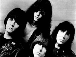 Fotografías, carteles y playeras de la banda estadunidense, componen esta exhibición. AP  /