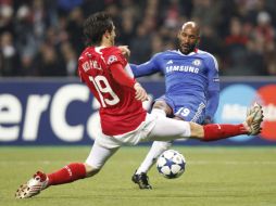 Nicolás Anelka dispara para anotar el segundo gol del Chelsea en el partido. REUTERS  /