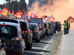 Aunque el Gobierno dice que son menos intensas, las protestas contra la reforma de pensiones en Francia continúan. AFP  /