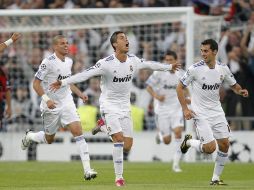 El delantero portugués del Real Madrid, Cristiano Ronaldo (cent) festeja el triunfo con sus compañeros ante el AC Milán. EFE  /