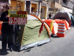 Plantón en las instalaciones del PRD en el cruce de Pavo y Juárez, en la Zona Centro de la ciudad. A. HINOJOSA  /