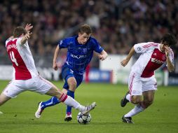 Los jugadores del Ajax Jan Vertonghen (iz) y Oleguer (der) disputan el balón con Valter Birsa (cen). EFE  /