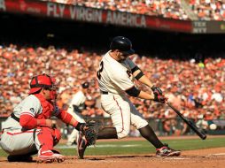 El jugador de los Gigantes de San Francisco Cody Ross conecta un sencillo impulsador de carrera ante los Filis de Filadelfia. EFE  /