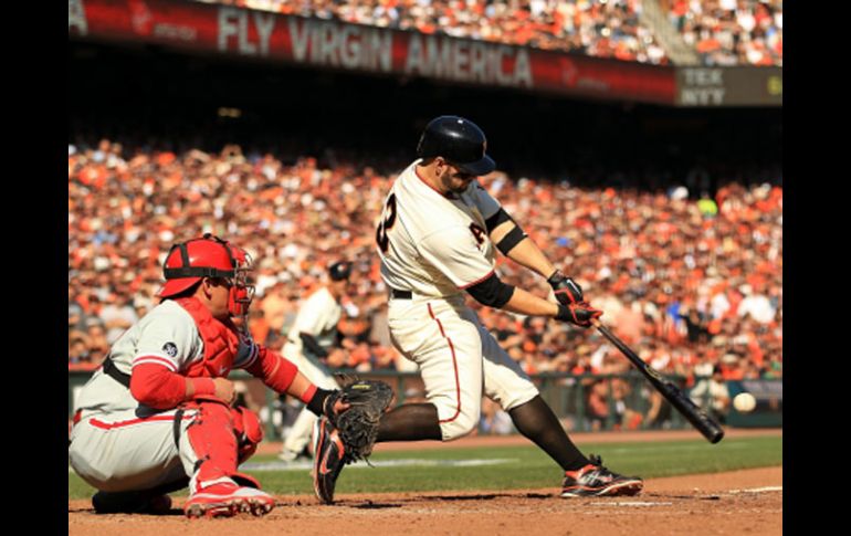 El jugador de los Gigantes de San Francisco Cody Ross conecta un sencillo impulsador de carrera ante los Filis de Filadelfia. EFE  /