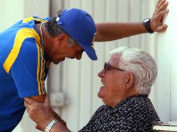 Ricardo Ferreti platica con el ex técnico de Tigres, Carlos Miloc, al finalizar la práctica felina. MEXSPORT  /