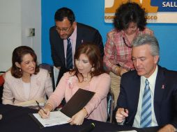 Carmen Lucía Pérez Camarena (centro) y Alfonso Petersen (derecha) firmaron un convenio de colaboración. ESPECIAL  /