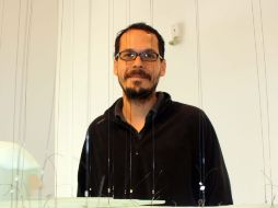 El artista tapatío Adrián Guerrero presenta 10 piezas bajo el título Realidad Es, en las salas de Casa Vallarta. A. HINOJOSA  /