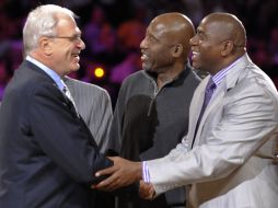 Phil Jackson (izq) pone punto final a su carrera como coach de Lakers. AP  /