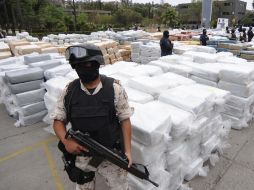 Policías federales y elementos del Ejército Mexicano custodian las 134.2 toneladas de mariguana incautadas el lunes en Tijuana. AFP  /