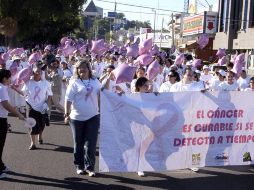 Rosalía Camacho de Aguilar, presidenta del DIF en Sinaloa, encabeza una marcha en el Día Mundial del Cáncer de Mama. NTX  /