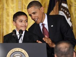 El presidente Barack Obama es presentado por el estudiante Javier Garcia antes de firmar la Iniciativa. AP  /