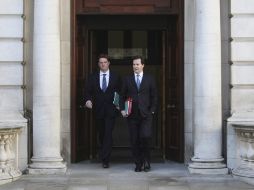 El ministro británico de Economía George Osborne (der.) presentó el programa de recortes. EFE  /