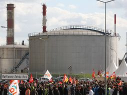 Trabajadores de una refinería bloquean la entrada a ésta. AP  /