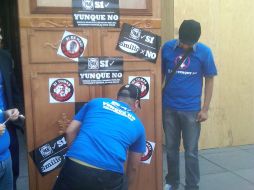 Aspecto de la clausura simbólica de Palacio de Gobierno por integrantes del movimiento “Brigada Manuel Gómez Morín”. M. MENDOZA  /