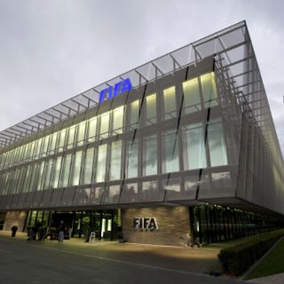 FIFA suspende a dos miembros de su comité