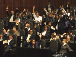 Al filo de las 04:00 de la madrugada, los diputados aprobaron la Ley de Ingresos 2011. NTX  /
