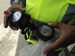 En las labores de rescate, se encontró el par de lámparas que pertenece a los mineros atrapados. AFP  /