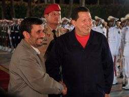 Los presidentes Mahmud Ahamdineyad (izq.) y Hugo Chávez tienen una gran afinidad ideológica. AFP  /