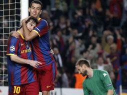 Lionel Messi (iz)  celebra el gol ante FC de Copenhagen.REUTERS  /