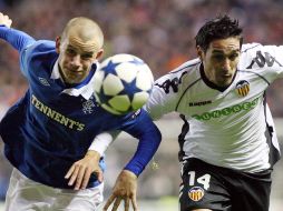 Vladimir Weiss de los guardabosque (iz), compite por la pelota con Vicente de Valencia durante su Grupo de Liga de Campeónes. AP  /