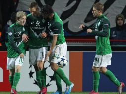 Los jugadores del Werder Bremen celebran tras anotar un gol ante el FC Twente de Holanda. EFE  /