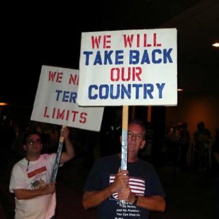 Organización vincula a facciones del Tea Party con grupos racistas