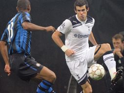 El jugador Gareth Bale (der) del Tottenham disputa el balón con Maicon del Inter de Milán. EFE  /