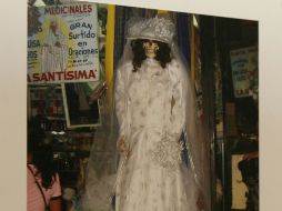 La imagen de la Santa Muerte vestida de quinceañera forma parte de la muestra A vestir santos. M. FREYRÍA  /