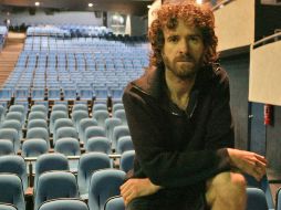 El director español Germán Jáuregui trabaja con ejecutantes locales en la puesta en escena Testamento.  M. FREYRÍA  /