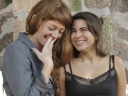 Elisa Miller (izquierda) y Sofía Palomino, directora y actriz protagonista del filme 'Vete más lejos Alicia'. S.NÚÑEZ  /