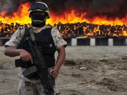 Soldados del Ejército Mexicano resguardan la zona donde se incineran más de 134 toneladas de mariguana. EFE  /