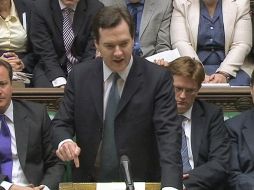 El ministro británico de Finanzas, George Osborne, ante el Parlamento. A la izquierda, el premier, David Cameron. REUTERS  /