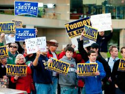 Simpatizantes del candidato a senador del Partido Republicano, Pat Toomey, muestran su apoyo frente a los del demócrata Joe Sestak. AFP  /