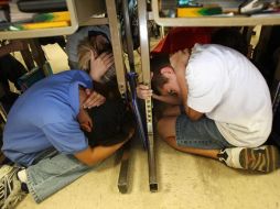 Alumnos de primaria simulan responder a un sismo, en propaganda que previene del “Great California Shakeout”, en Los Ángeles. AFP  /