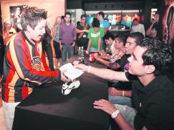 Al ver poca afición rojiblanca, un niño seguidor de Leones Negros llegó a pedirle el autógrafo a Omar Bravo. M. FREYRÍA  /