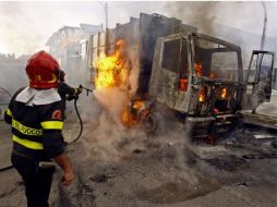 Los manifestantes prendieron fuego a los camiones de basura y lanzaron petardos y piedras a la policía. REUTERS  /
