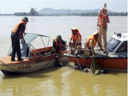 El personal militar y policías recuperan los cuerpos de un río en la provincia central de Vietnam. REUTERS  /